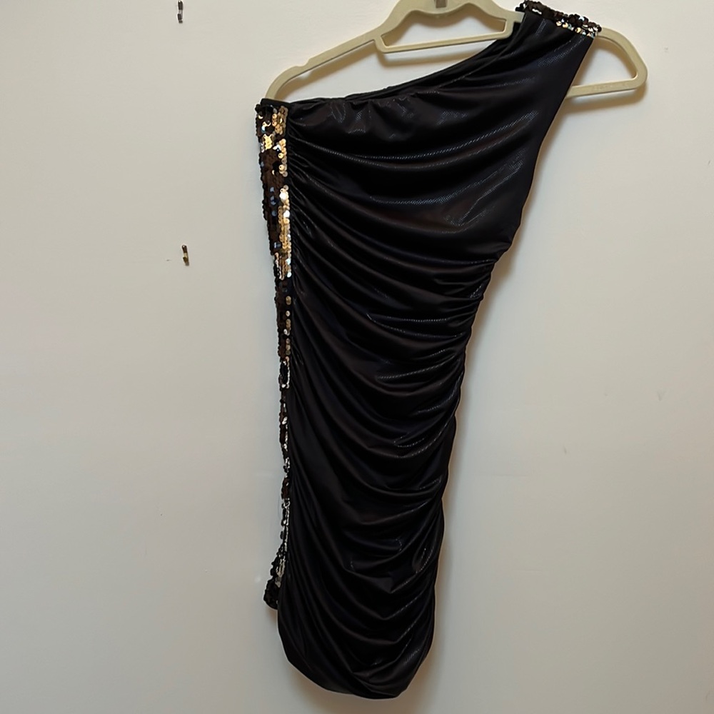 One shoulder black tight dress with sequins